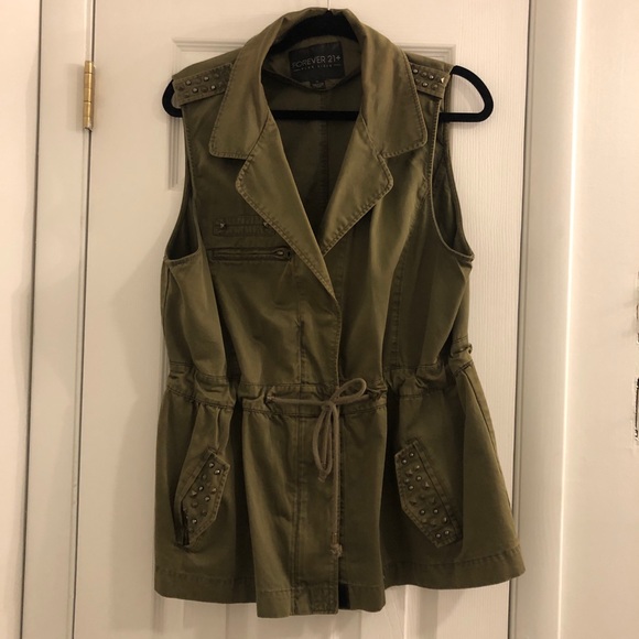 SOLD Sleeveless Cargo Jacket - Picture 3 of 6